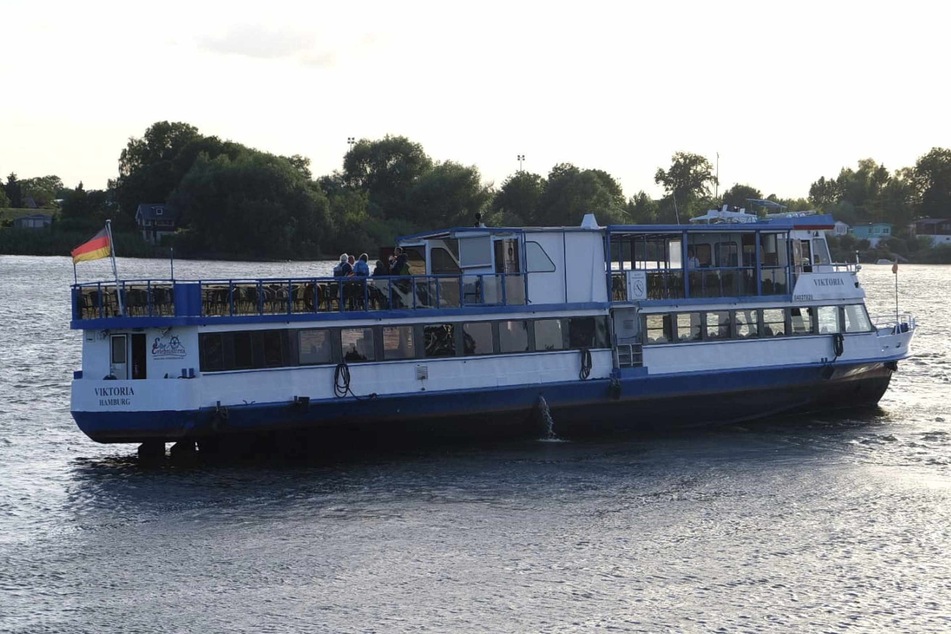Hamburg: Mit 45 Personen an Bord! Ausflugsschiff läuft auf Sandbank auf