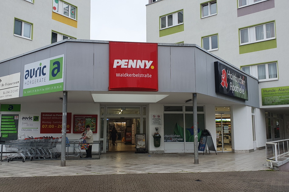 Der Paunsdorfer Penny-Markt - hier bedrohte René W. das Personal mit einem Messer, raubte Schnaps und Zigaretten.