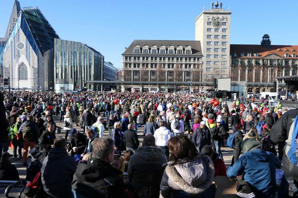 Kurz vor knapp wurde der Veranstaltungsort der Demo doch wieder auf den Augustusplatz verlegt.