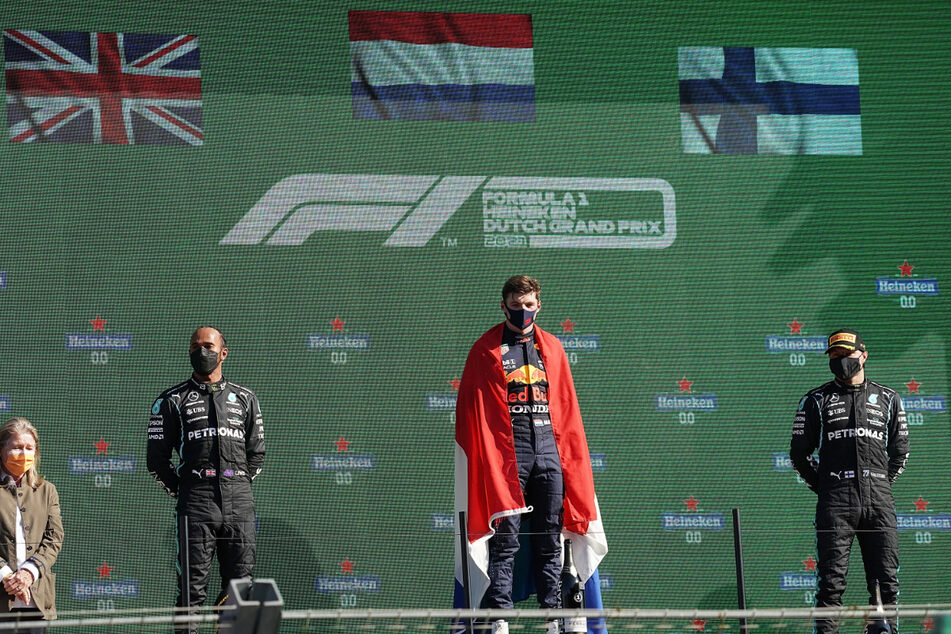 Der Zweitplatzierte Lewis Hamilton (l.-r.), der Sieger Max Verstappen aus den Niederlanden und der Drittplatzierte Valterri Bottas aus Finnland stehen auf dem Podium.