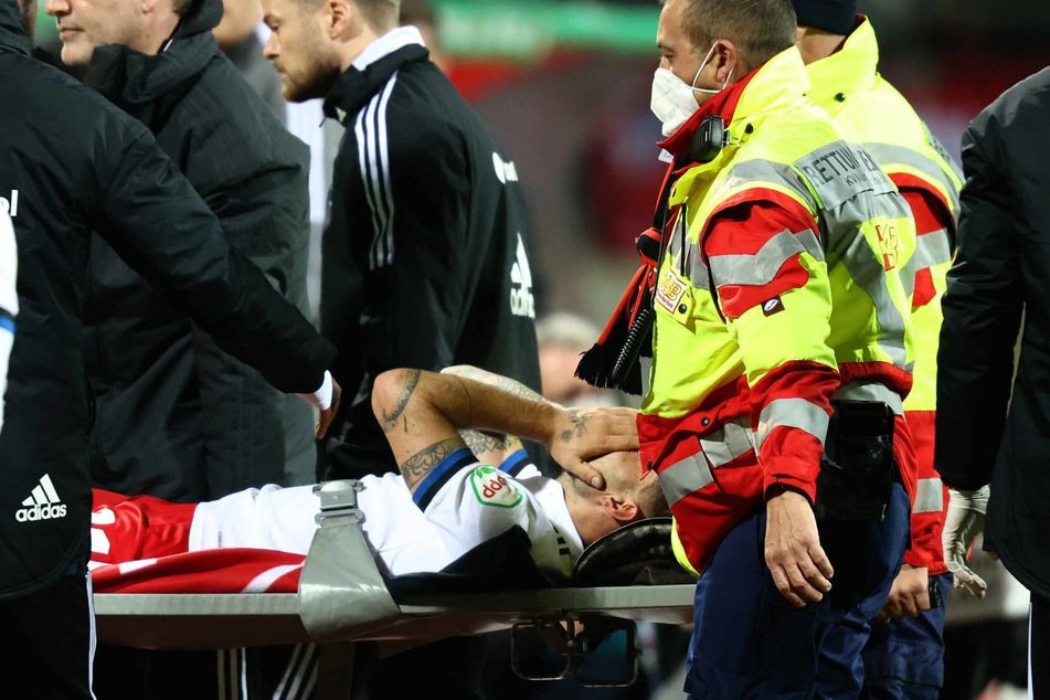 HSV-Verteidiger Tim Leibold musste verletzt mit einer Trage vom Platz getragen werden.