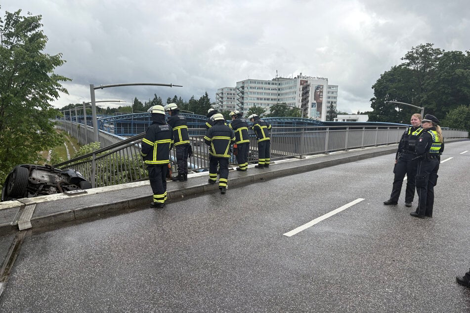 Die Lage des Unfallwagens knapp neben der Autobahn verhinderte Schlimmeres.