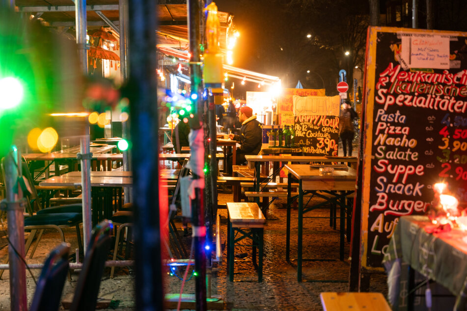 Berlin zieht Corona-Zügel weiter an und verschärft Regeln für Restaurants, Cafés und Co.