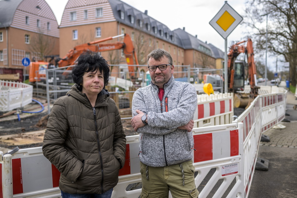 Stinksauer wegen der doppelten Straßenbauarbeiten: Anett (53) und Jens Haubold (54).