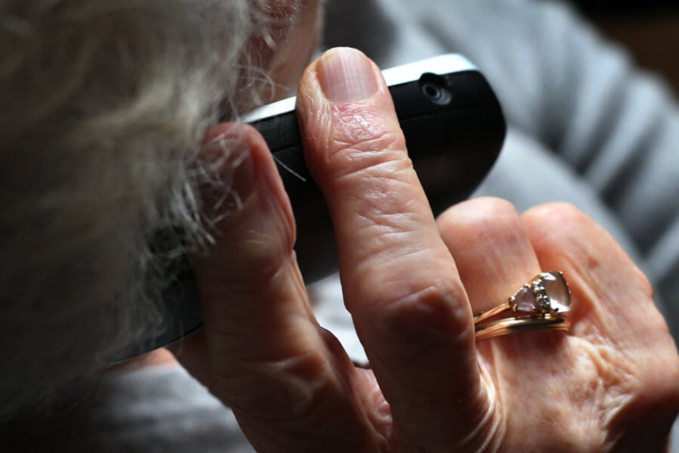 Vogtland: 101-Jährige rettet sich mit Anruf das Leben