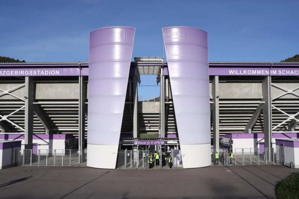 Für eine entspannte Anreise zum Erzgebirgsstadion wird der Anton-Günther-Platz mit dem dazugehörigen Shuttlebus zum Parken empfohlen.