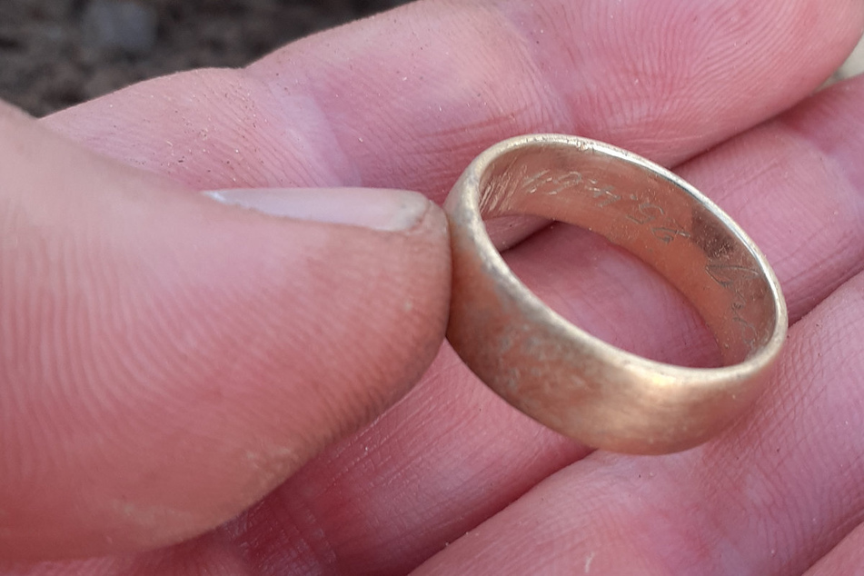 Ein Ring, sie zu finden: Vor über 50 Jahren hat eine Frau ihren Ehering verloren – nun bekommt sie ihn wieder zurück.