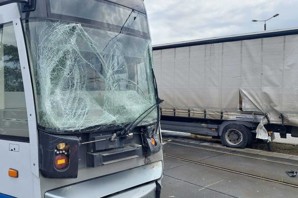 Heftiger Crash mit Tram: Lkw verliert Ladung, Lützner Straße gesperrt