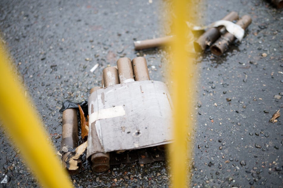 Beim Zündeln mit Böllern hat ein Junge in Schwaben eine Hecke niedergebrannt. (Symbolbild)