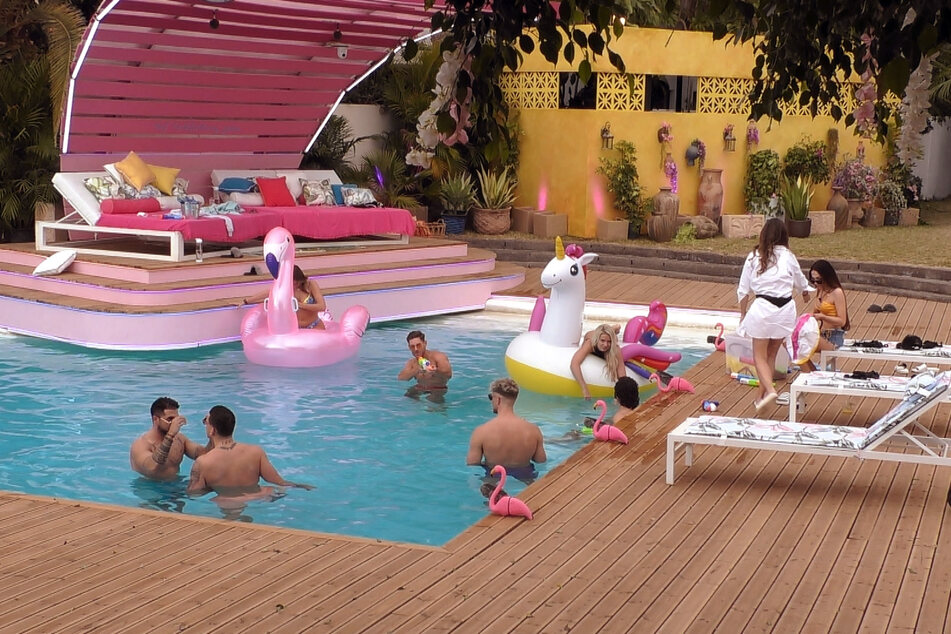 Auf "Love Island" steigt die erste Pool-Party des Jahres.