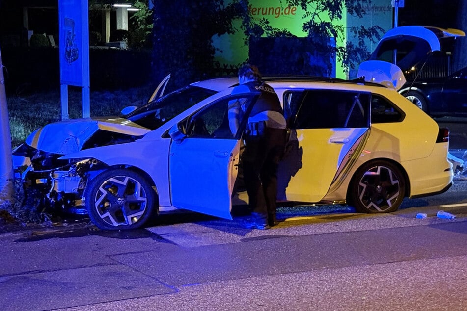 Beide Insassen setzten ihre Flucht danach zu Fuß fort, der Beifahrer (29) konnte allerdings gefasst werden.