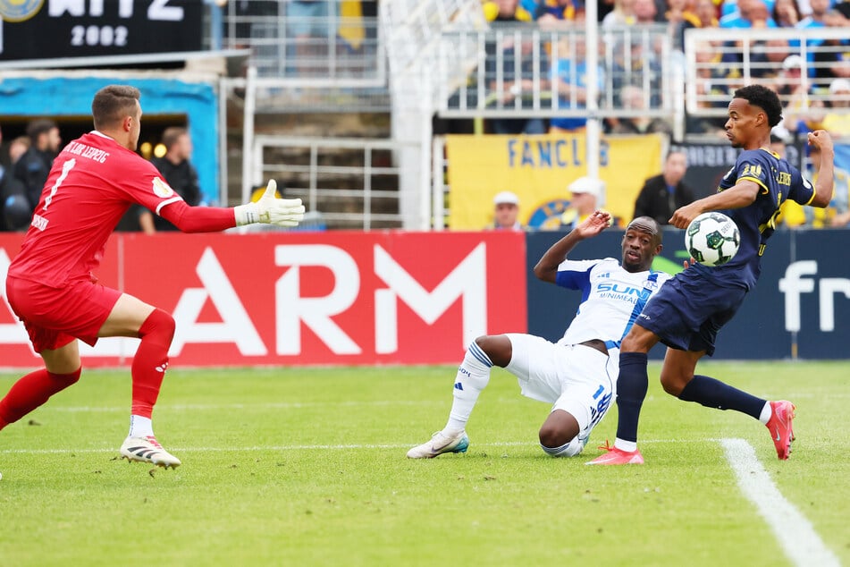 Ein ums andere Mal verhinderte Lok Leipzigs Keeper Andreas Naumann (32) den Einschlag im Kasten.