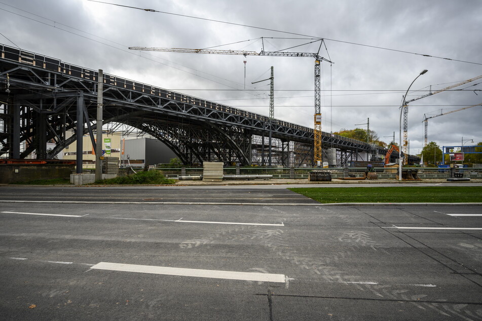 Aufgrund von Bauarbeiten am Bahn-Viadukt über die Annaberger Straße sind Sperrungen nötig. (Archivbild)