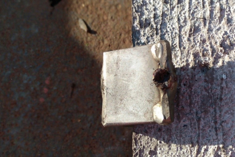 Ein Blick auf das kaputte Metallteil, das die Betonplatte halten sollte.