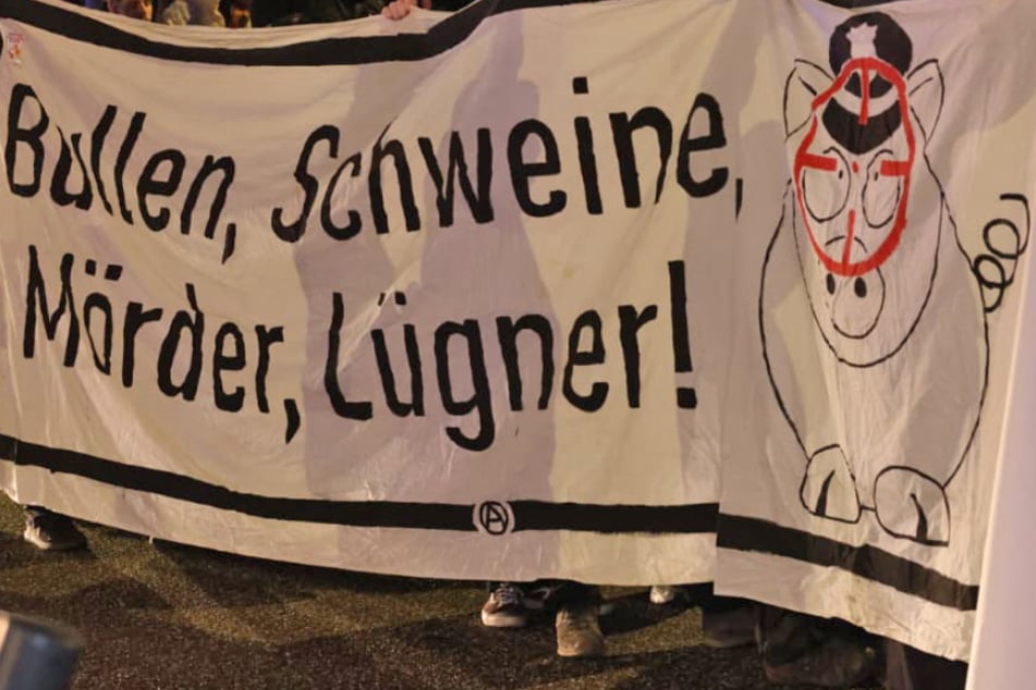 Dieses Transparent kam bei der Polizei gar nicht gut an und verzögerte den Start der Demonstration um etwa 30 Minuten.