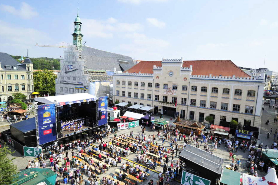 Auf dem Zwickauer Hauptmarkt findet auch am Sonntag noch buntes Treiben statt.