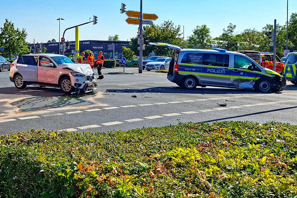Heftiger Unfall auf Kreuzung zwischen BMW und Polizeiauto: Zwei kleine Mädchen bei Kollision verletzt