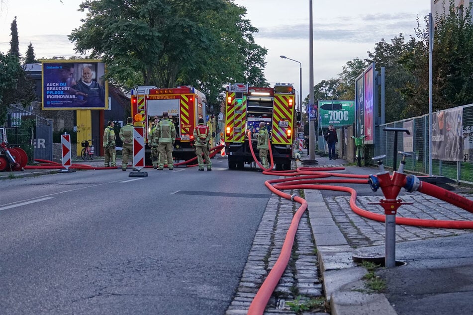 Die angrenzende Straße wurde für den Einsatz voll gesperrt.