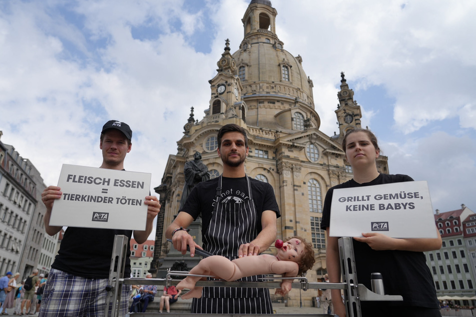 "Fleisch essen = Tierkinder töten" oder auch "Grillt Gemüse, keine Babys" steht auf den Transparenten der Protestierenden.