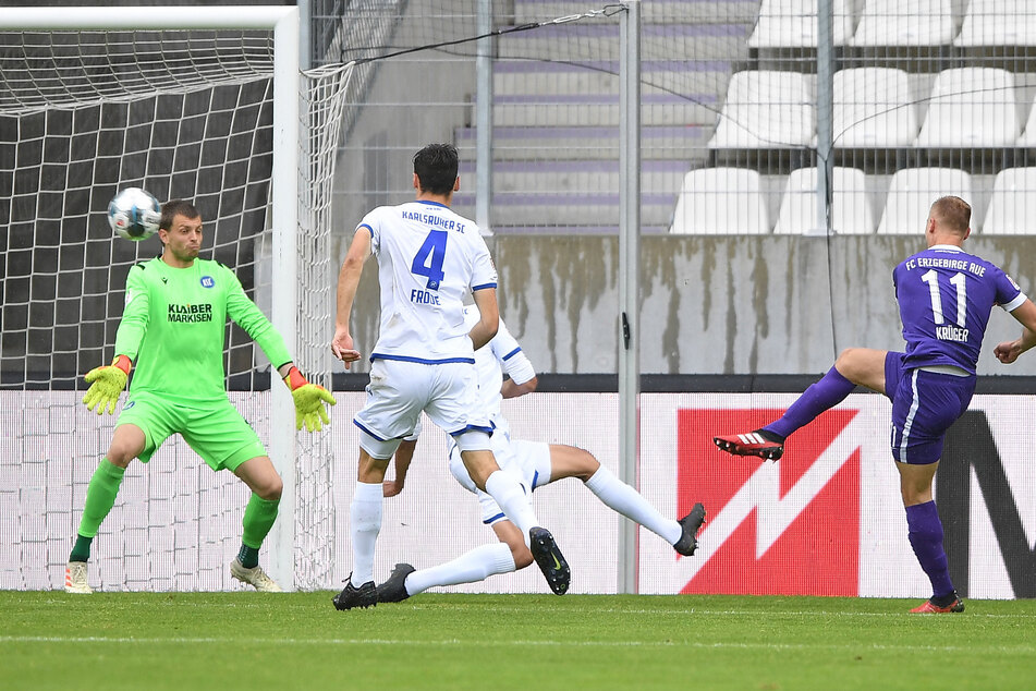 Ein Sahnetreffer: Mit links angenommen, gedreht, mit rechts unters Dach gezimmert: Florian Krüger bei seinem 1:0.