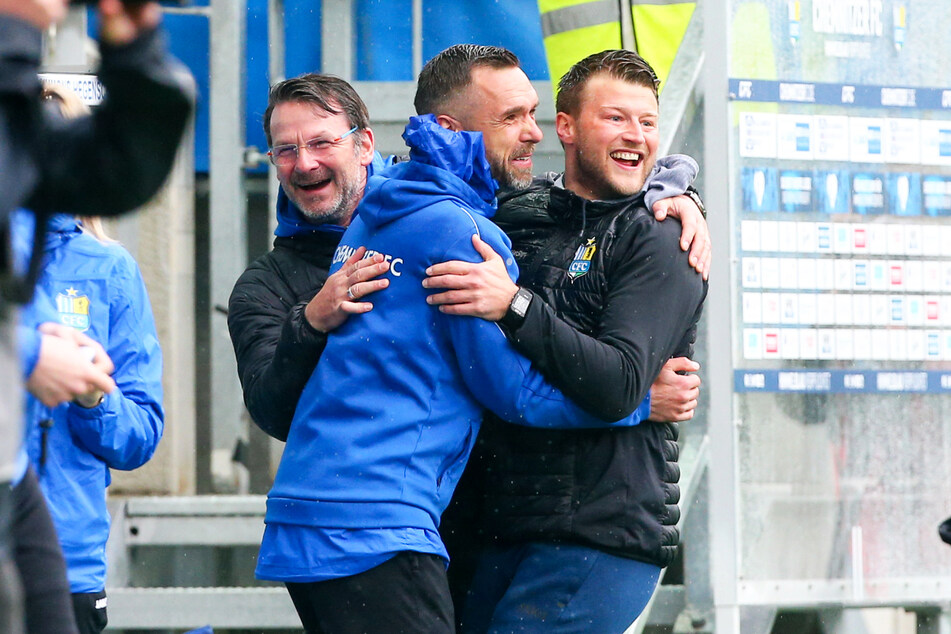 CFC-Coach Daniel Berlisnki (35, r.), Torsten Bittermann (53, l.) und Christian Tiffert (39) konnten ihr Glück kaum fassen.
