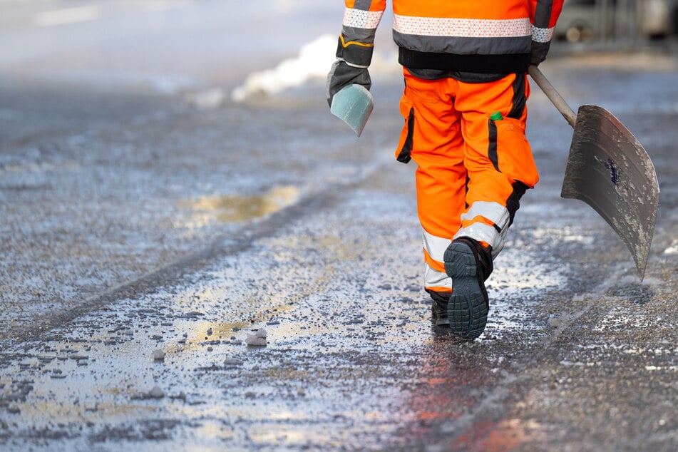 Der Winterdienst ist derzeit in Bayern im Dauereinsatz. Nun soll es wieder regnen - und glatt werden.