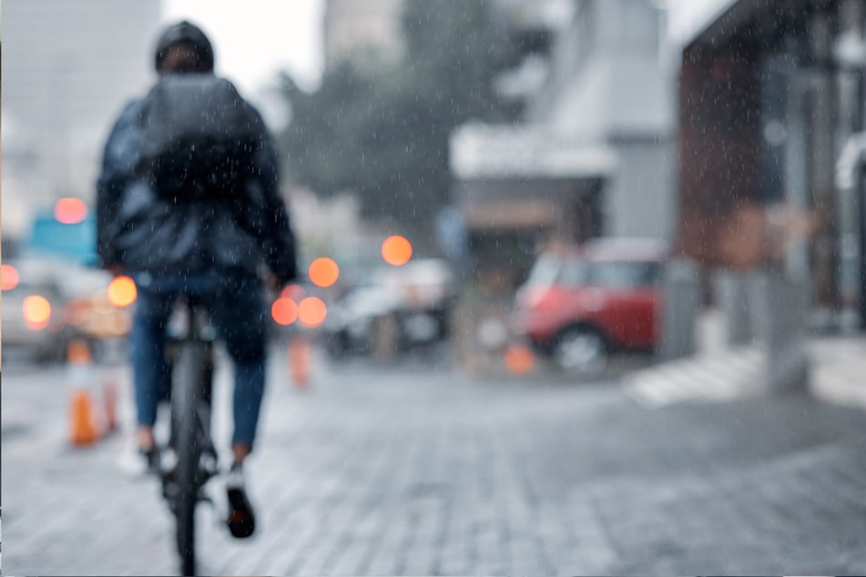 Ein Radfahrer schlug in Weißwasser mit der Faust auf ein Auto ein. Die Polizei sucht jetzt nach Zeugen. (Symbolbild)