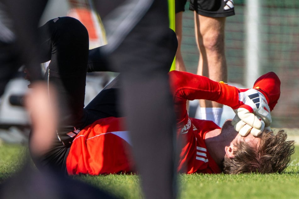 Frederik Rönnow hält sich vor Schmerzen das Gesicht, bricht kurz danach die Einheit ab.