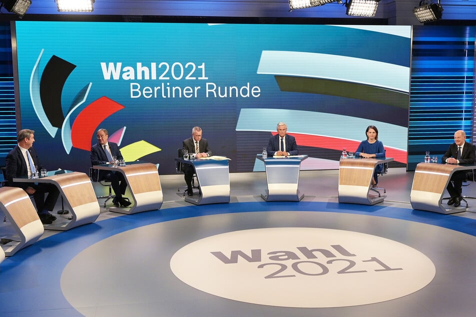 Am Sonntagabend gaben sich CSU-Chef Markus Söder (54, v.l.n.r.), CDU-Kanzlerkandidat Armin Laschet (60), die Moderatoren Rainald Becker (61) und Peter Frey (64), Grünen-Kandidatin Annalena Baerbock (40) und SPD-Kandidat Olaf Scholz (63) in der Berliner Runde träge.