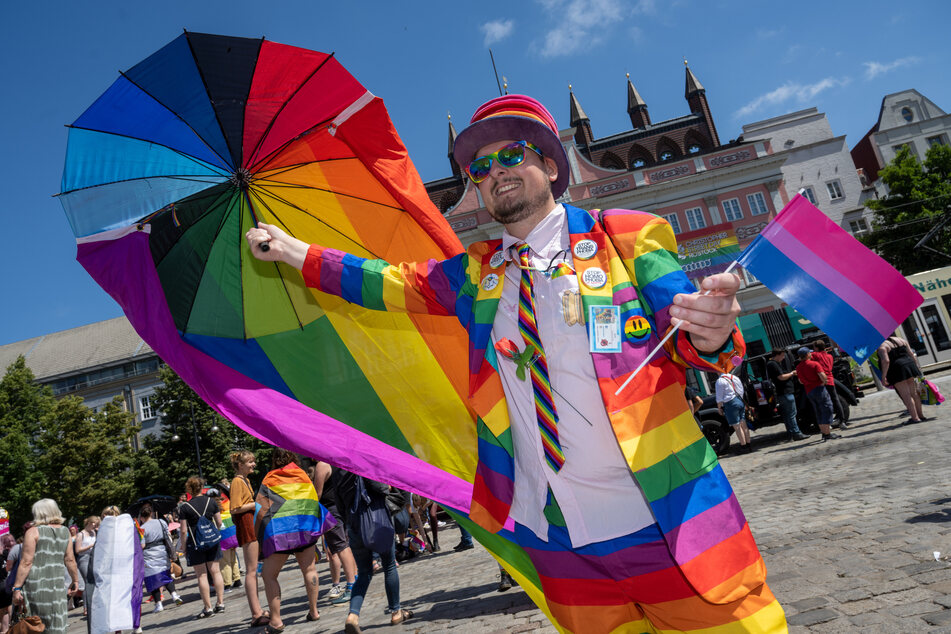 Teilnehmer zum Christopher Street Day haben sich mit schrillen Kostümen verkleidet.
