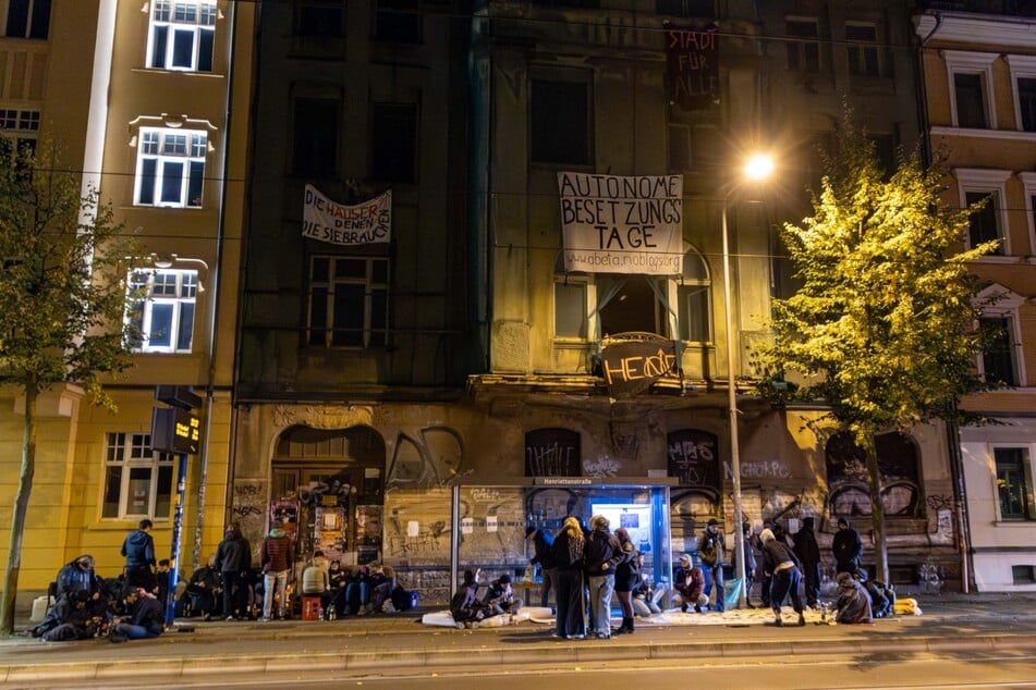 Das Gebäude an der Lützner Straße 99 wurde am Freitagabend von Aktivisten besetzt.