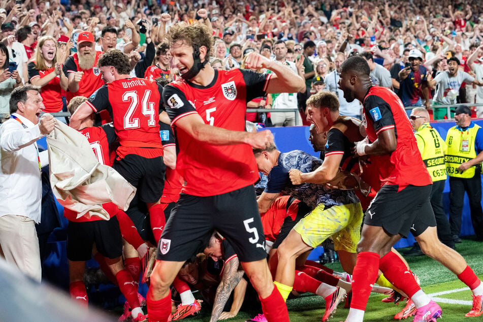 Für drei Minuten war Österreich nach dem Führungstreffer von Algerien ausgeschieden, dann zelebrierte die Alpenrepublik den Treffer zum 3:3 in der 6. Minute der Nachspielzeit.