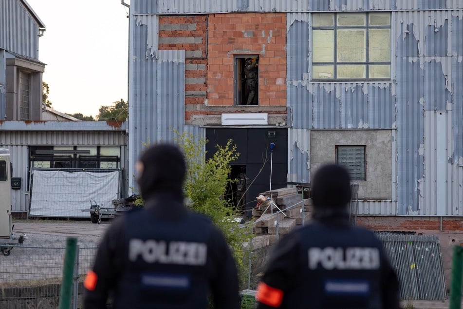 Die Polizei durchsuchte am frühen Dienstagmorgen mehrere Objekte.