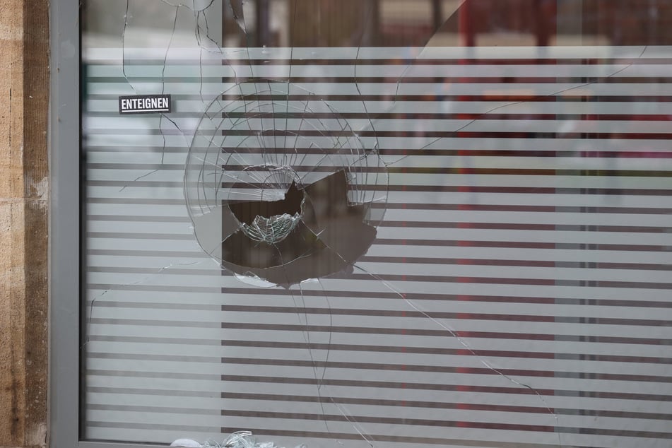 Die Demonstranten zündeten Mülltonnen an und zertrümmerten mehrere Fensterscheiben.