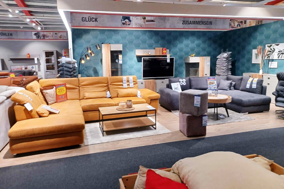 Zum verkaufsoffenen Sonntag (9.11.) schenkt ROLLER Kunden bis zu 700 Euro beim Möbelkauf.¹