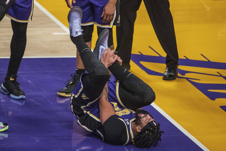 Anthony Davis went down with an ankle injury midway through the Lakers' win over the Jazz.
