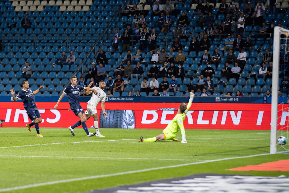 St. Paulis Kyereh (m.) lässt Bochums Torwart Manuel Riemann keine Chance und trifft zum 2:2-Ausgleich.