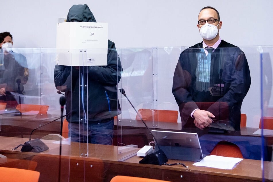 Der Angeklagte (45, l.) und sein Anwalt Adam Ahmed wollen das gesprochene Urteil in dieser Form nicht akzeptieren.