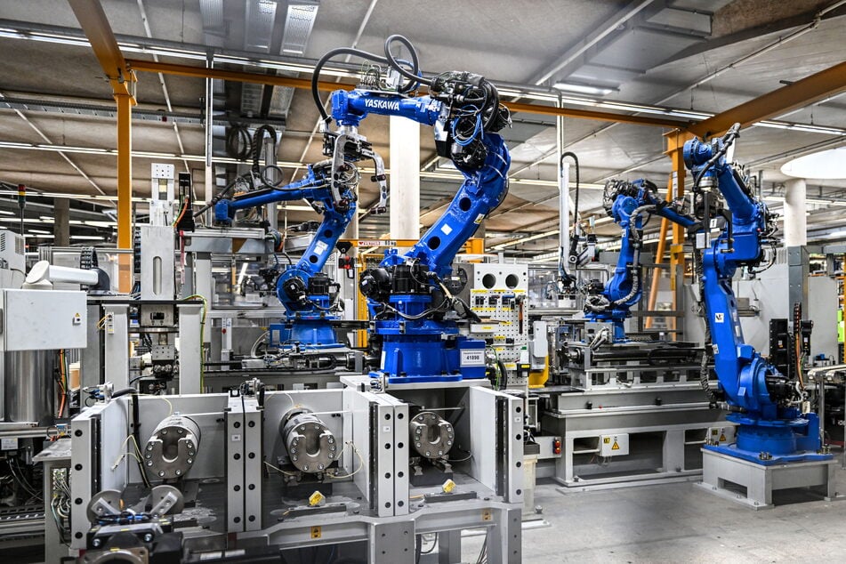 Mit modernsten Schweißrobotern baut "Purem" in Wilsdruff Abgasanlagen für Nutzfahrzeuge zusammen.