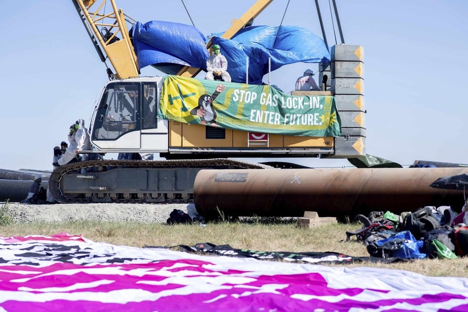 Klimaaktivisten protestestieren am geplanten LNG-Terminal Wilhelmshaven