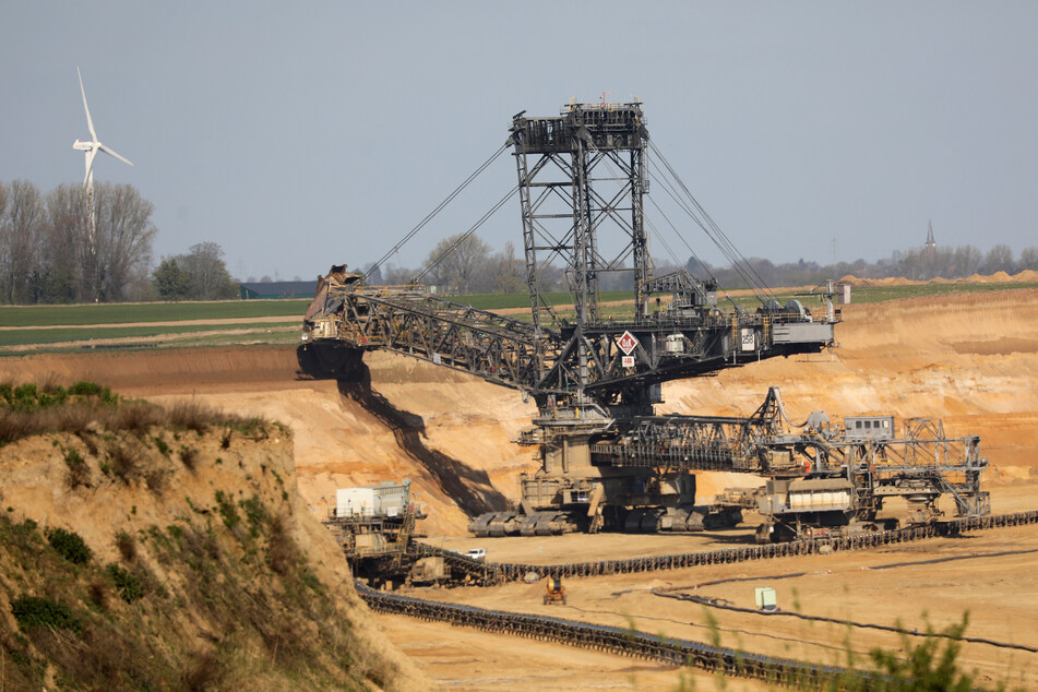 Ein Bagger entfernt am Tagebau Garzweiler Erdreich.