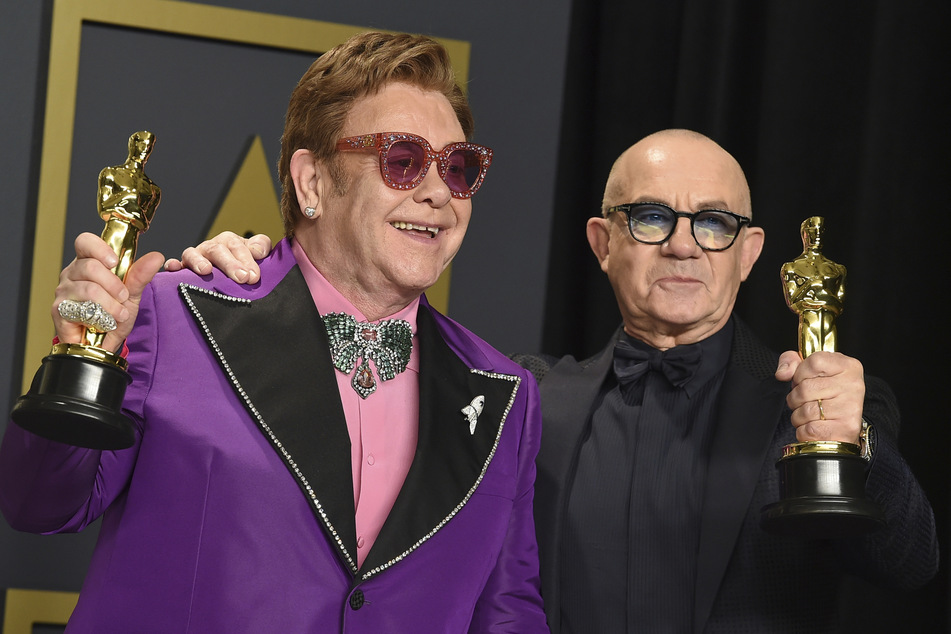 Elton John (l). und Bernie Taupin mit ihrem Oscar für das beste Originallied. Sie wurden 2020 für den Song "(I'm Gonna) Love Me Again" aus "Rocketman" ausgezeichnet.