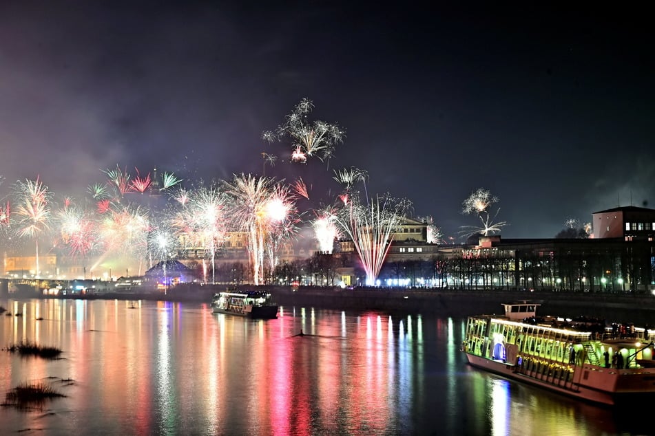 Altstadtkulisse nach Mitternacht: So bunt feierten die Dresdner die Silvesternacht.