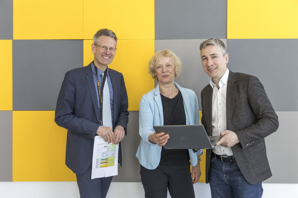 DVB-Vorstand Andreas Hemmersbach (57, l.), Straßenamtsleiterin Simone Prüfer (60) und Verkehrsbürgermeister Stephan Kühn (46, Grüne) stellten die Pläne vor.