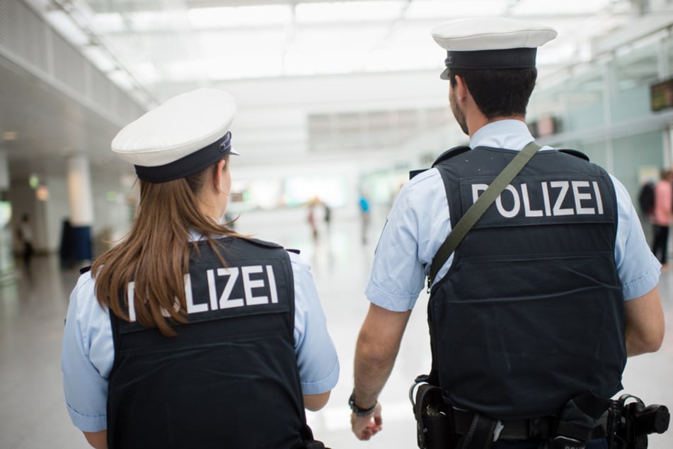 Die Polizei am Flughafen in München nahm die beiden Schwestern fest. (Symbolbild)