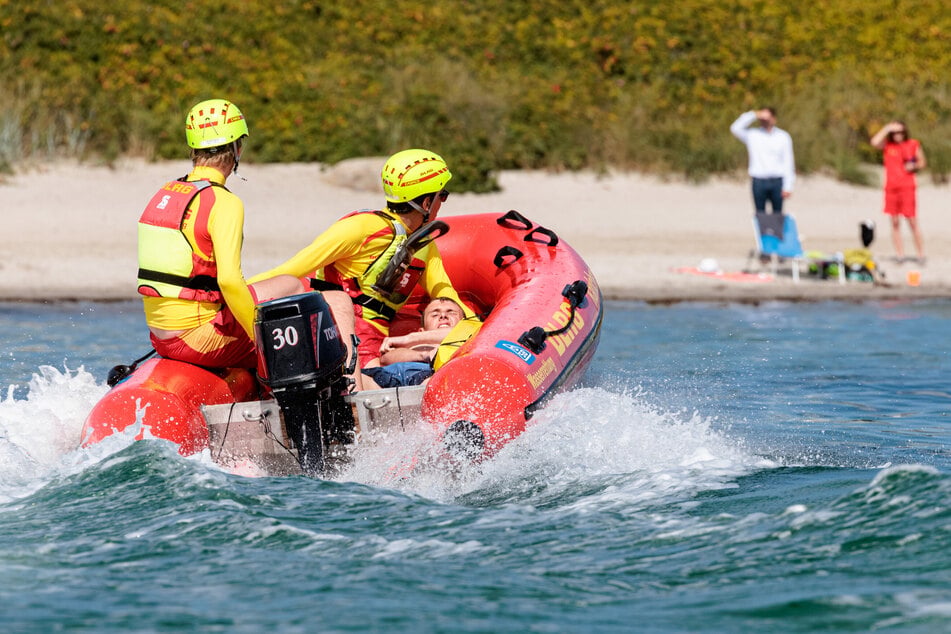 Holen Menschen in Not aus dem Wasser: Mit dem Motorboot sind die Rettungsschwimmer besonders schnell am Einsatzort.
