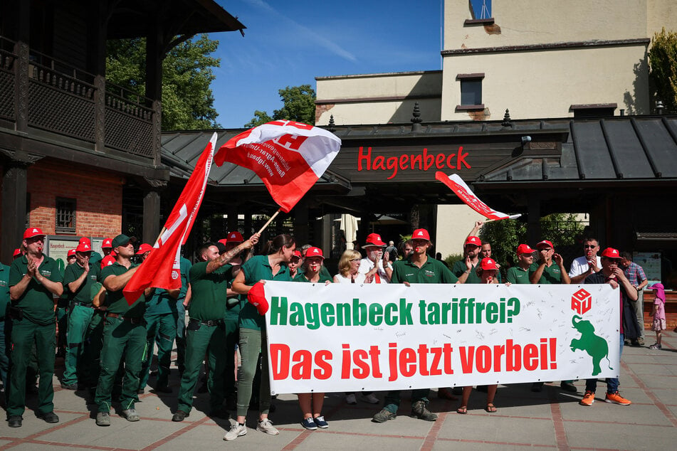 Mitarbeiter des Hamburger Tierparks Hagenbeck stehen während des Warnstreiks vor dem Eingang des Zoos.