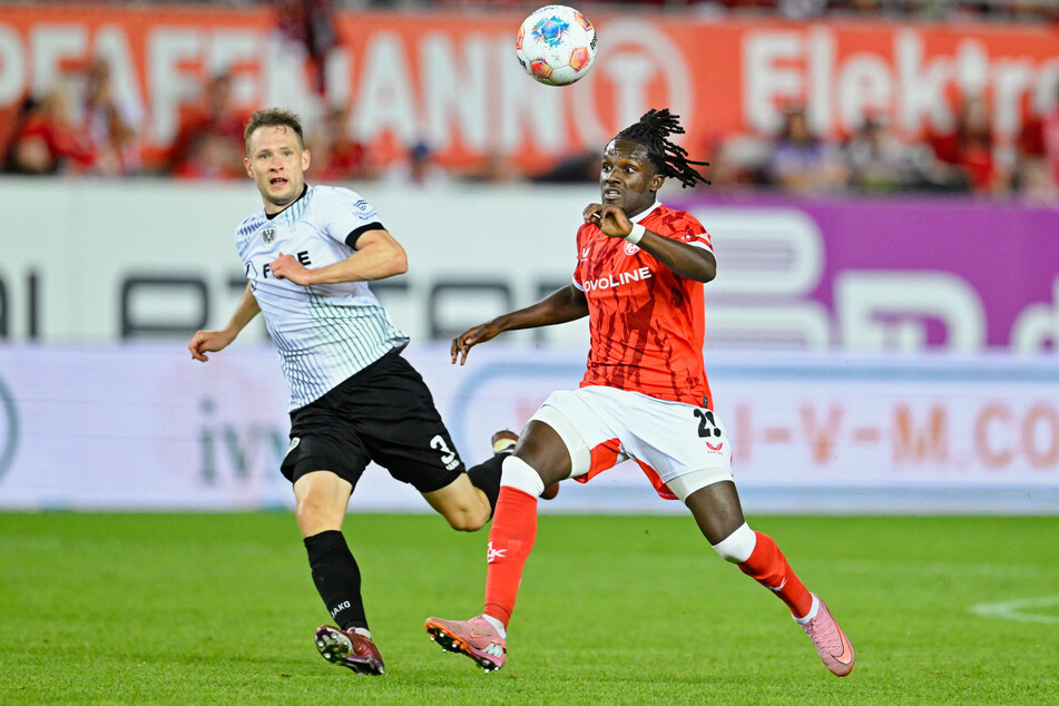 Die zuletzt schwierige Phase konnte Richmond Tachie (r.) mit Geduld meistern.