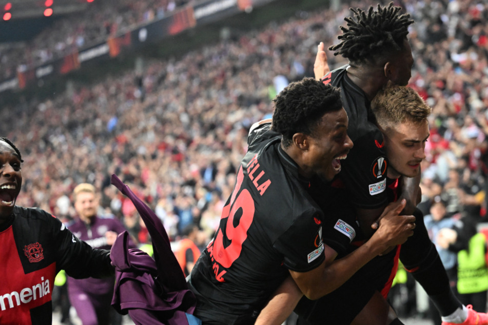 Bayer bleibt unbesiegbar! Josip Stanisic (r.) hat in der 97. Minute zum 2:2-Ausgleich gegen die AS Rom getroffen.