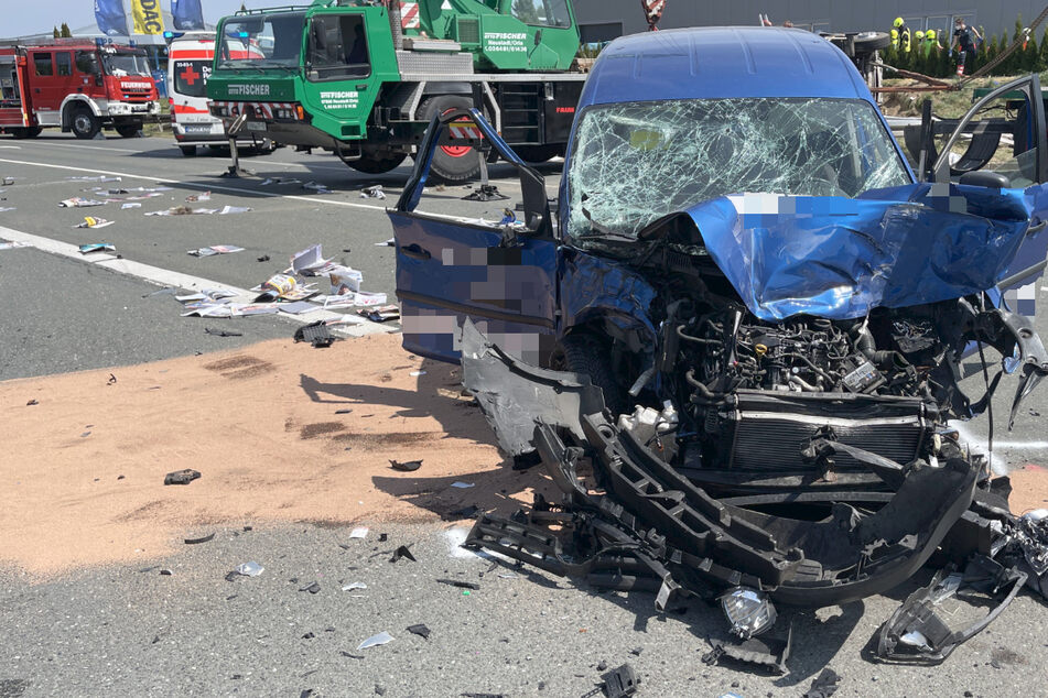 Der Caddy ist nach dem Unfall kaum noch wiederzuerkennen. Die 63-jährige Fahrerin überlebte den schlimmen Zusammenstoß nicht.
